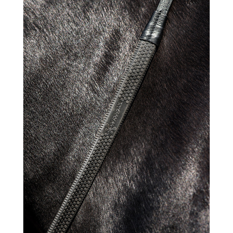 Close-up of Trust 1/2" Samorin rubber rein featuring premium Kris rubber grip and leather detailing against a horse's coat.
